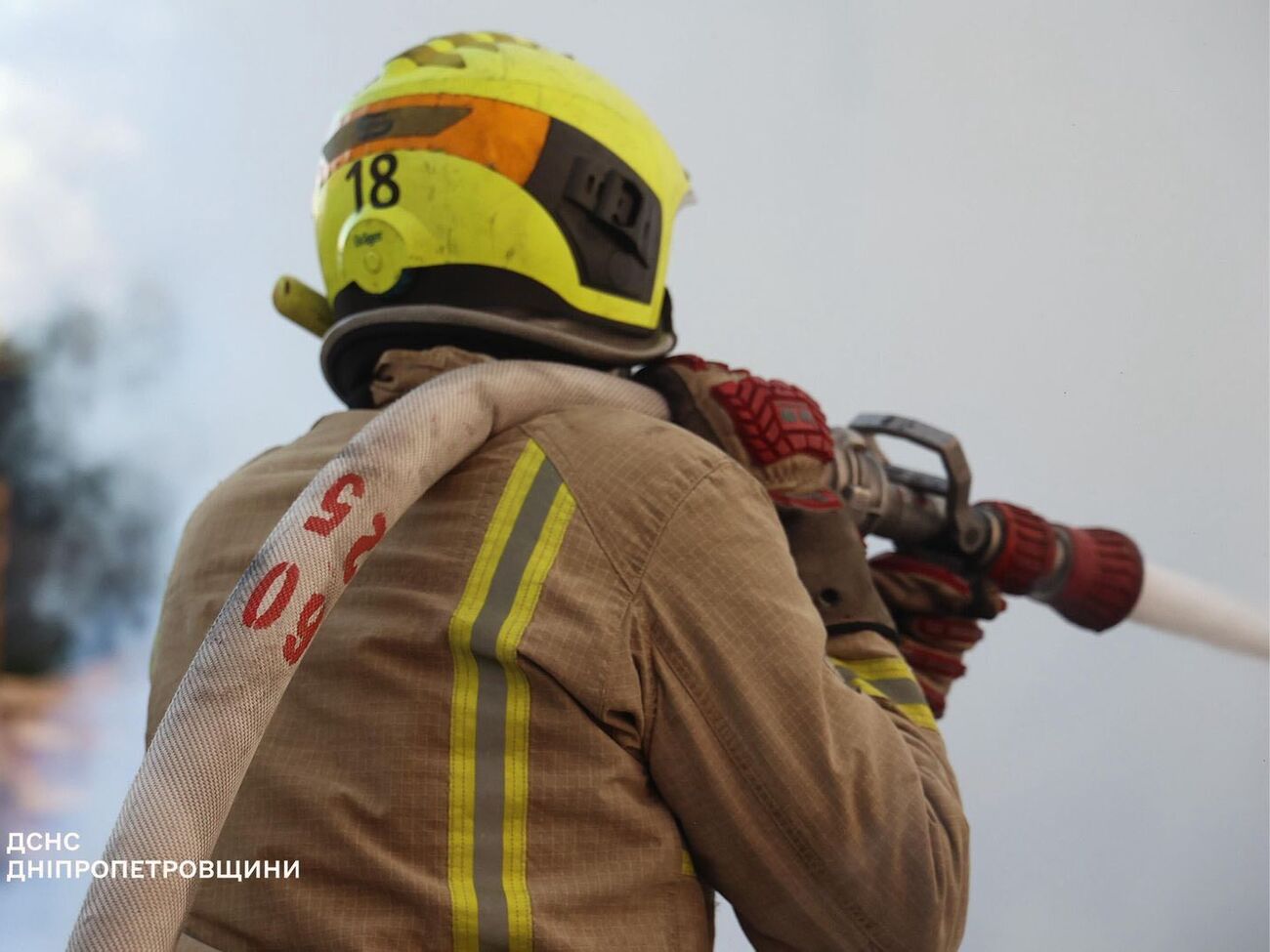 Из-за ракетной атаки РФ на складе АТБ в Днепре возник пожар, сообщили в корпорации