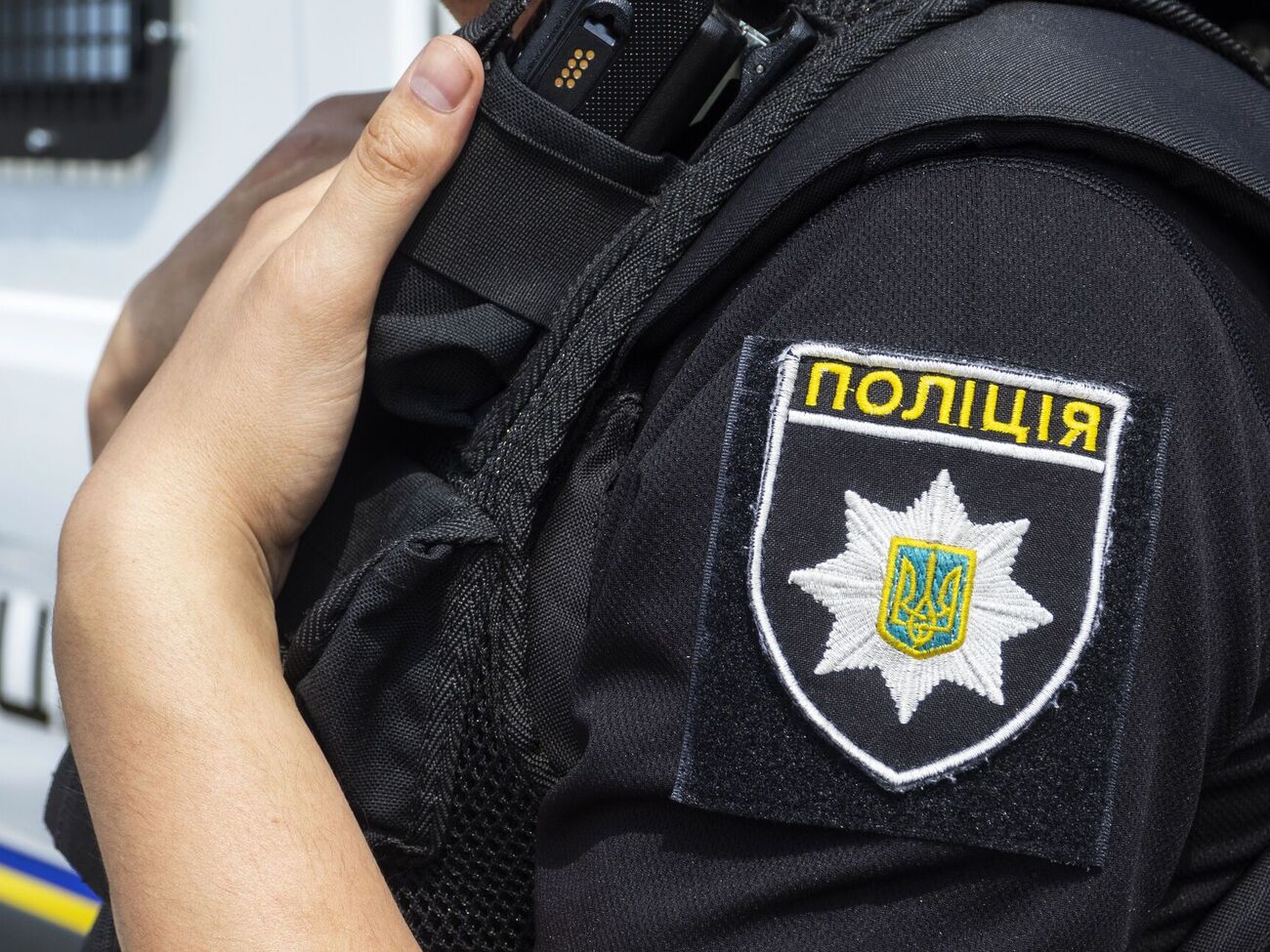 Одного поліцейського поранено в живіт, іншого – у руку