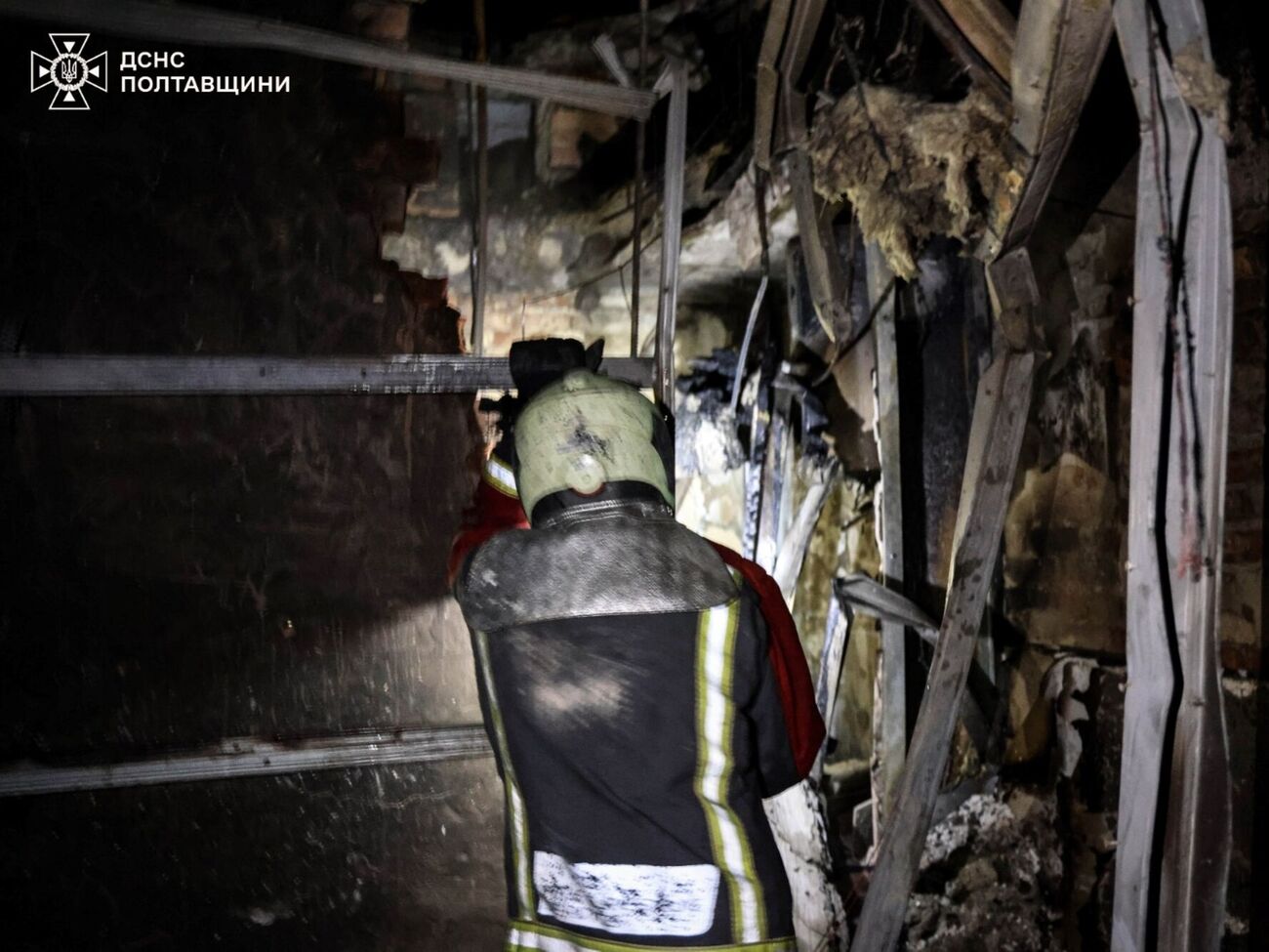 В момент атаки людей в квартире не было, большинство жителей дома спустились в укрытие