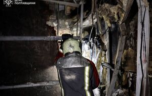 В момент атаки людей в квартире не было, большинство жителей дома спустились в укрытие