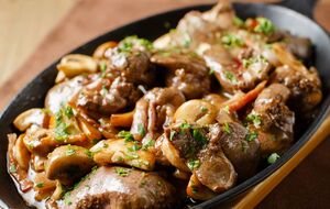 Нарежьте печень на произвольные куски