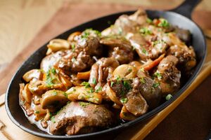 Нарежьте печень на произвольные куски