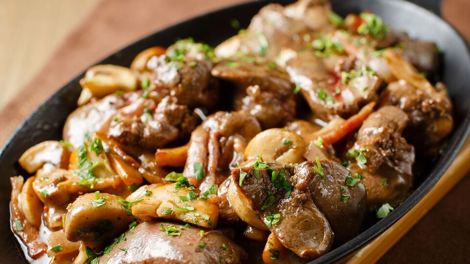 Нарежьте печень на произвольные куски