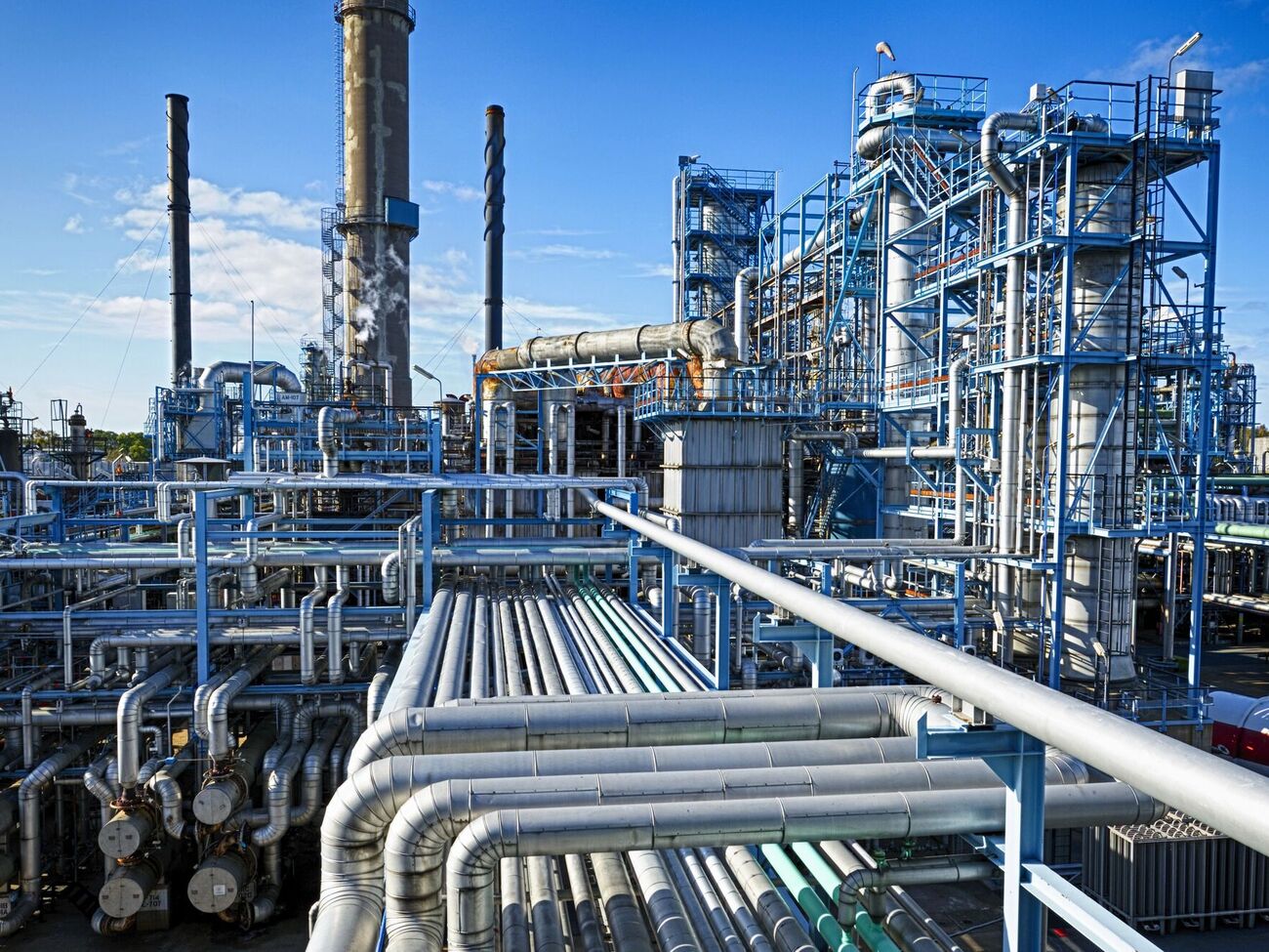 Українські дрони регулярно атакують російські НПЗ