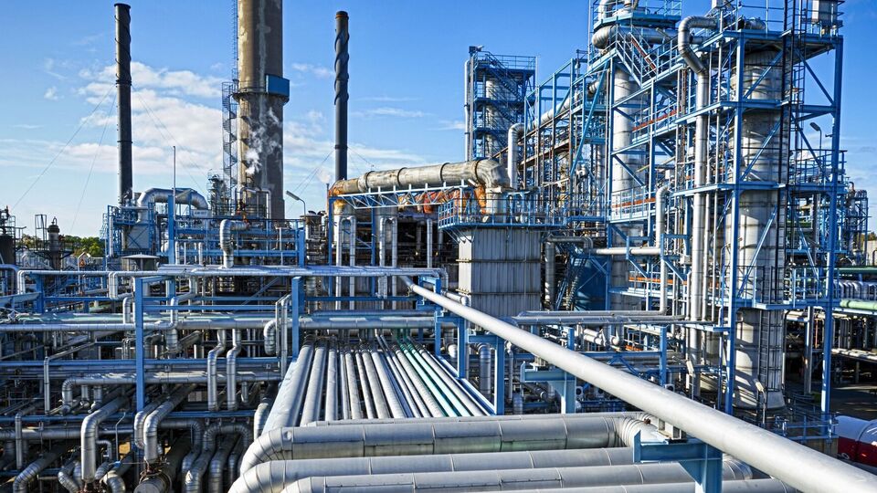 Українські дрони регулярно атакують російські НПЗ