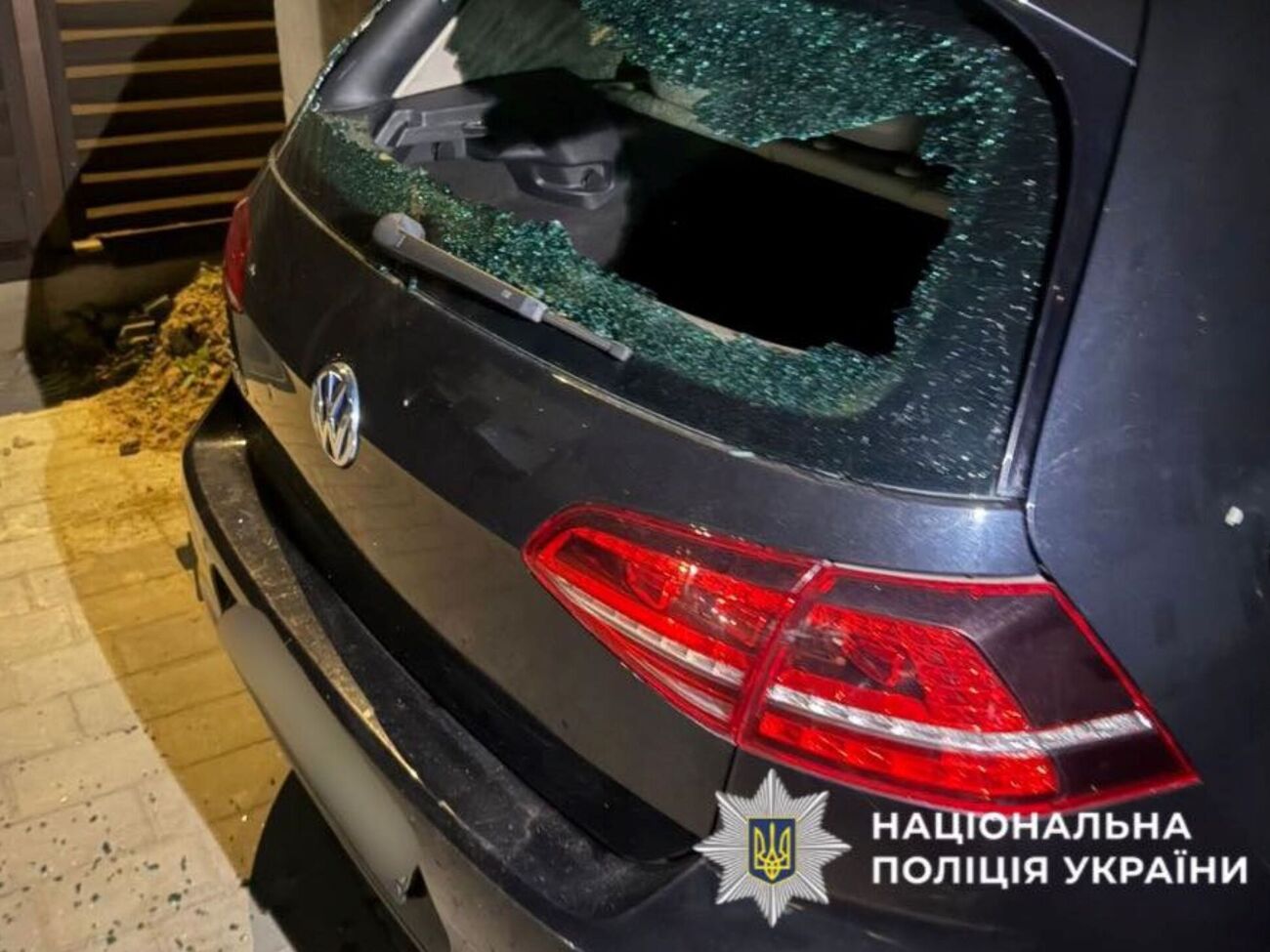 Унаслідок вибуху пошкоджено вікна житлових будинків, автомобілі й огорожі