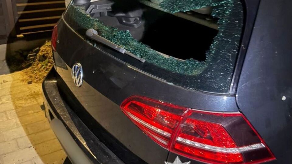 Унаслідок вибуху пошкоджено вікна житлових будинків, автомобілі й огорожі