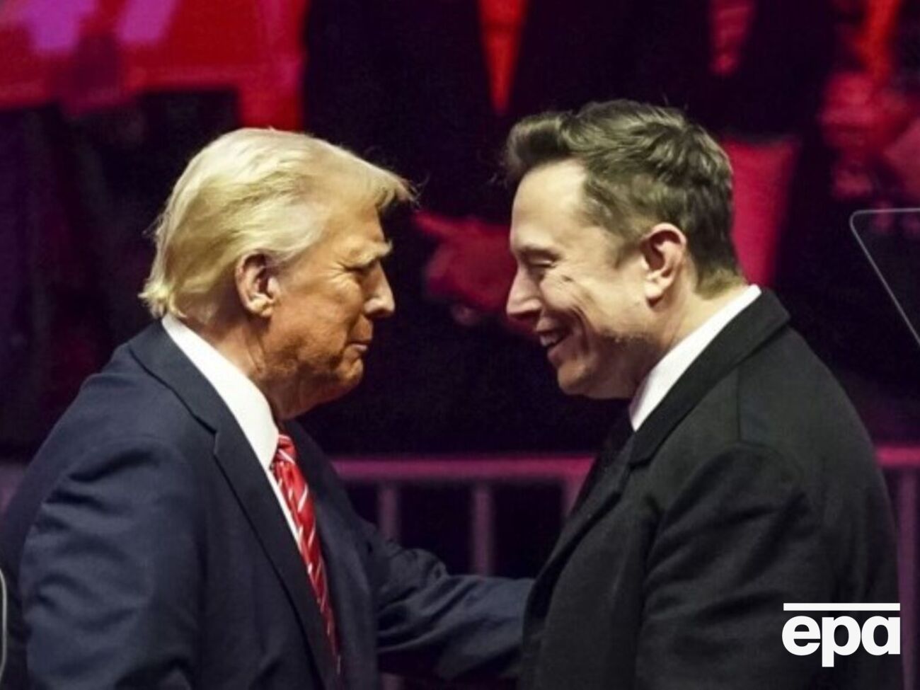 Маск подсел к Трампу, они пожали друг другу руки и о чем-то поговорили