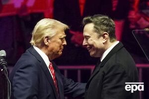 Маск подсел к Трампу, они пожали друг другу руки и о чем-то поговорили