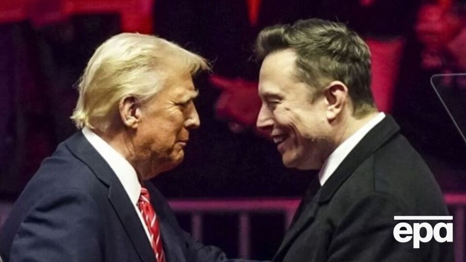 Маск подсел к Трампу, они пожали друг другу руки и о чем-то поговорили