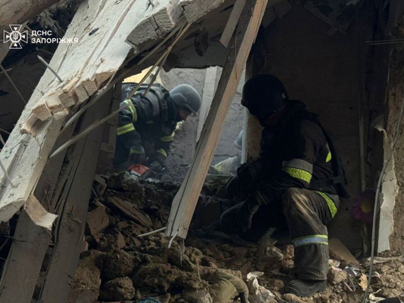 В Запорожье повреждено 15 многоэтажек и 10 частных домов, один из них разрушен полностью