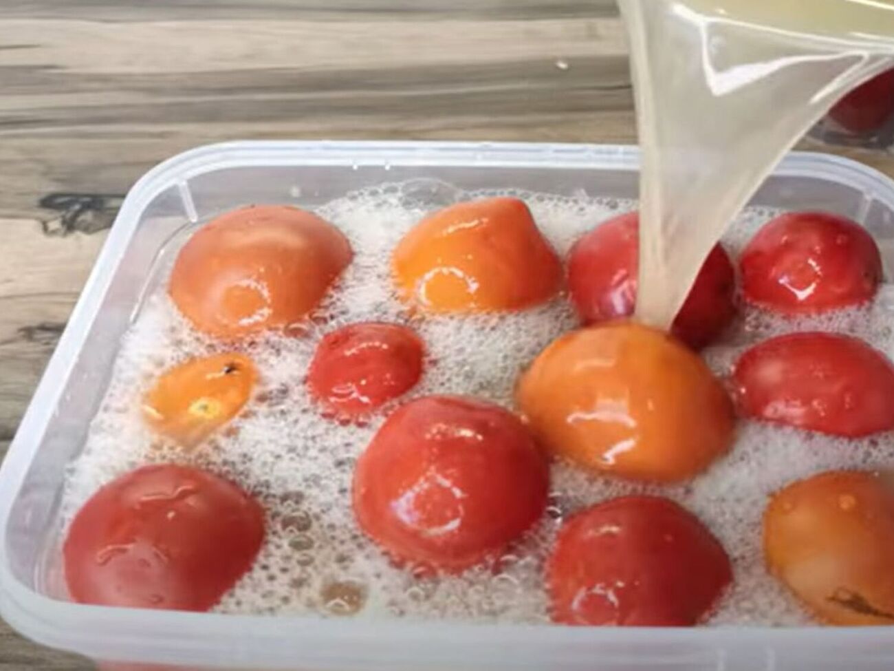 Залиште помідори на дві доби за кімнатної температури, а потім поставте в холодильник