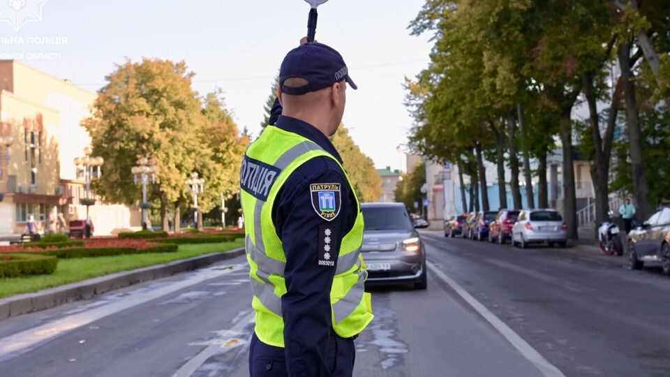 Автомобиль, которым управляла пьяная женщина, эвакуировали на арестплощадку