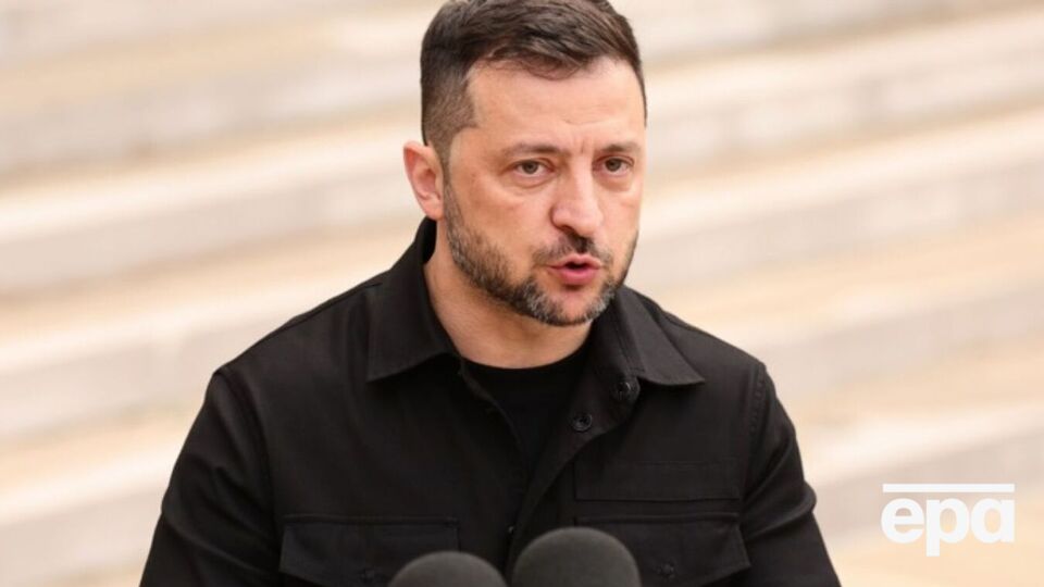Зеленский после начала полномасштабной войны отказался от костюмов, отдавая предпочтение одежде в стиле милитари