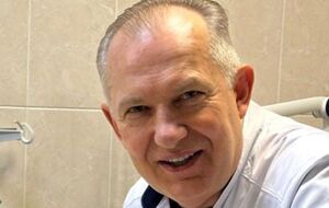 Миколі відірвало руку. Кошеня було в кишені, йому теж поранило лапку. Чоловік радіє – котик живий