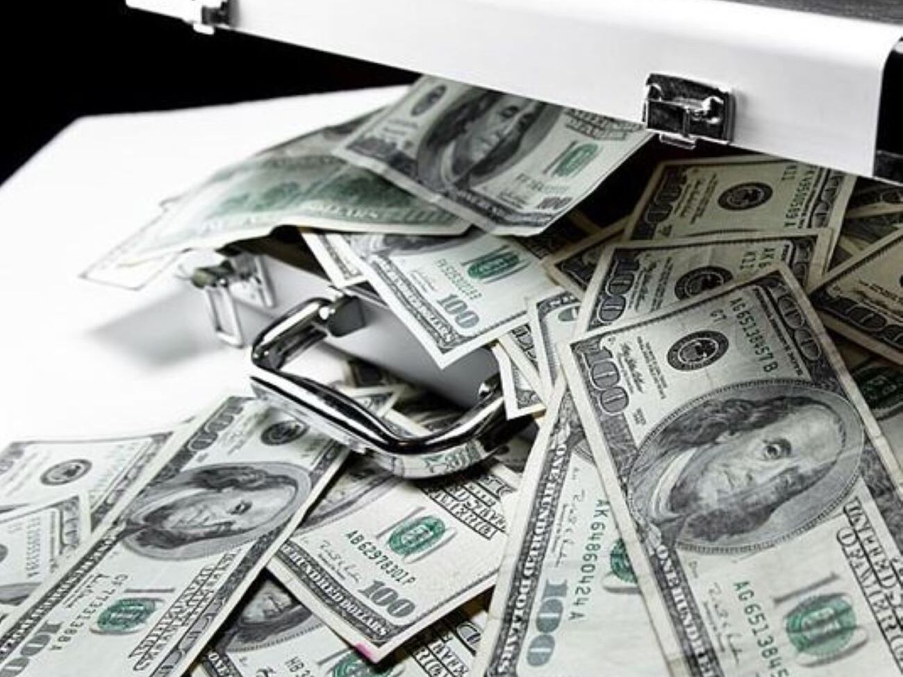 Помічник Трампа 2024-го взяв $50 тис. хабаря від агента ФБР під прикриттям, стверджують джерела Reuters