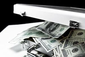 Помічник Трампа 2024-го взяв $50 тис. хабаря від агента ФБР під прикриттям, стверджують джерела Reuters