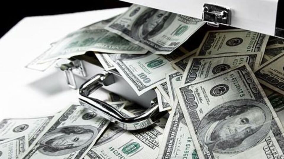 Помощник Трампа в 2024-м принял $50 тыс. взятки от агента ФБР под прикрытием, утверждают источники Reuters