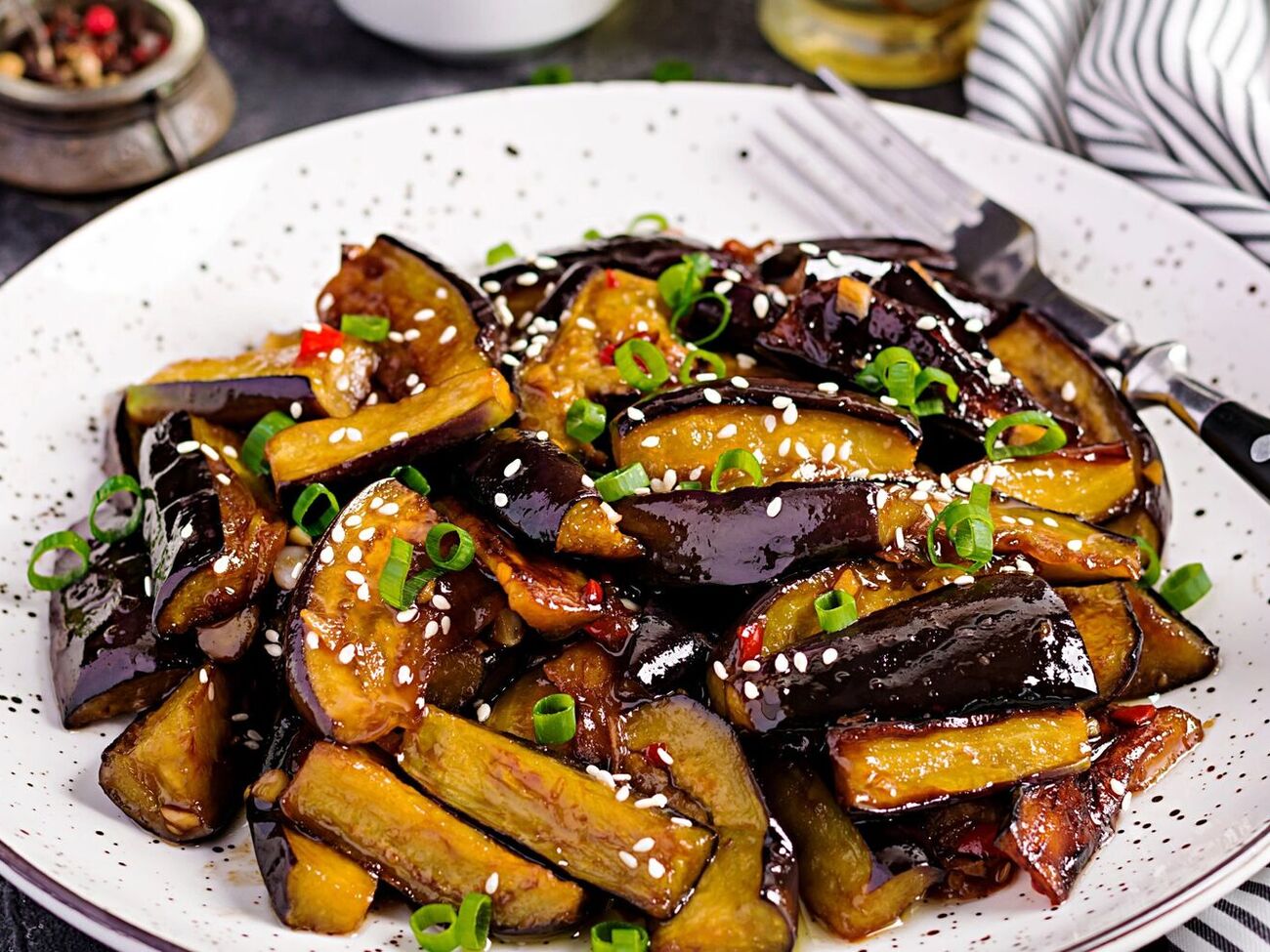 Запекать баклажаны нужно под фольгой