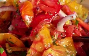 Для заправки знадобиться 1,5 ст. л. яблучного оцту