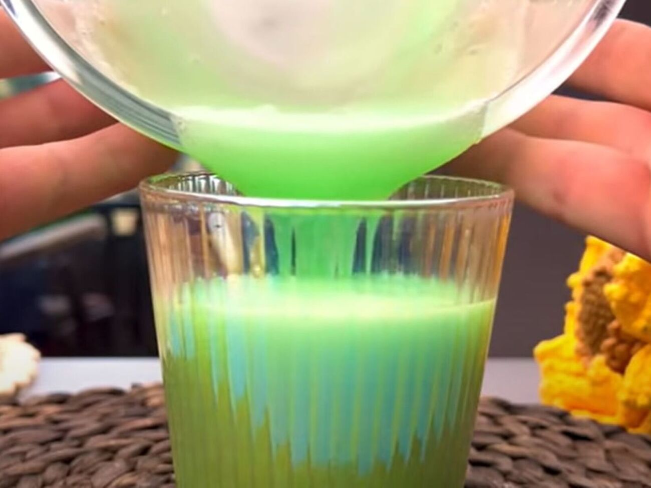 Нанесите средство на губку и потрите поверхность унитаза