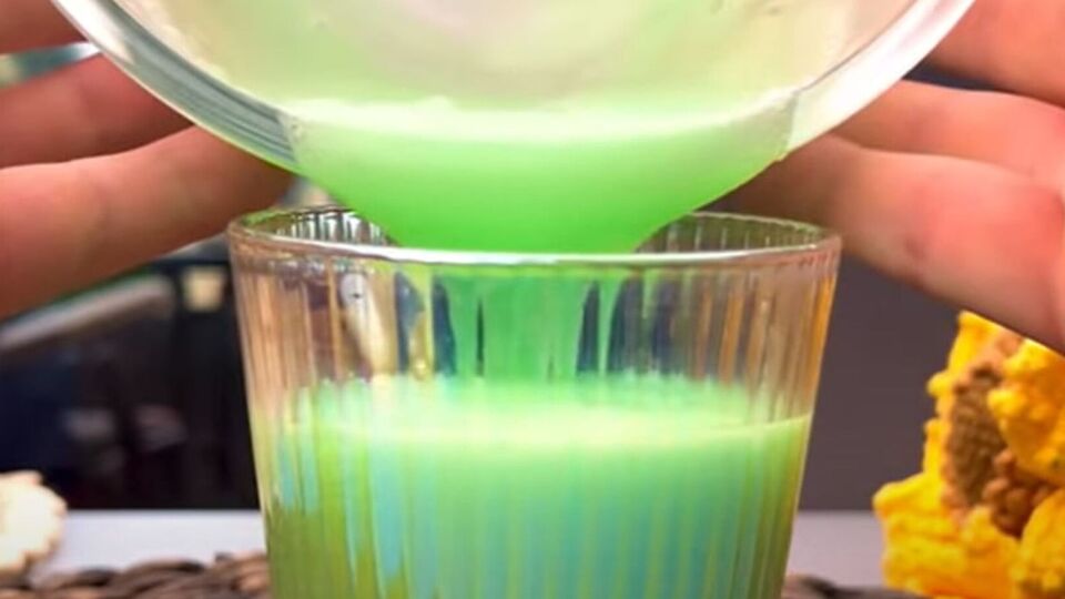 Нанесите средство на губку и потрите поверхность унитаза