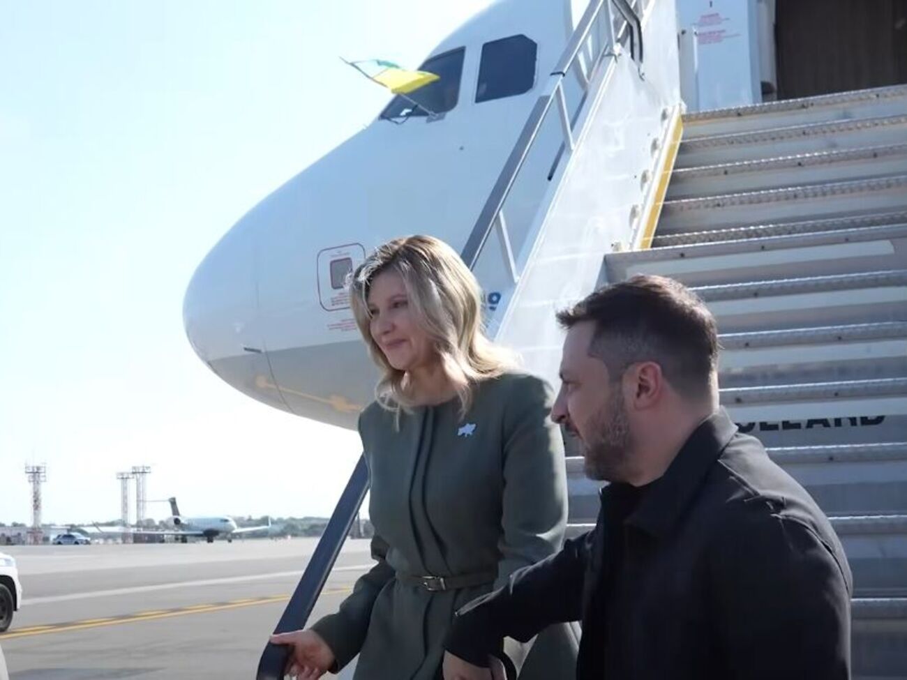 Зеленский показал свой выход из самолета на американской земле