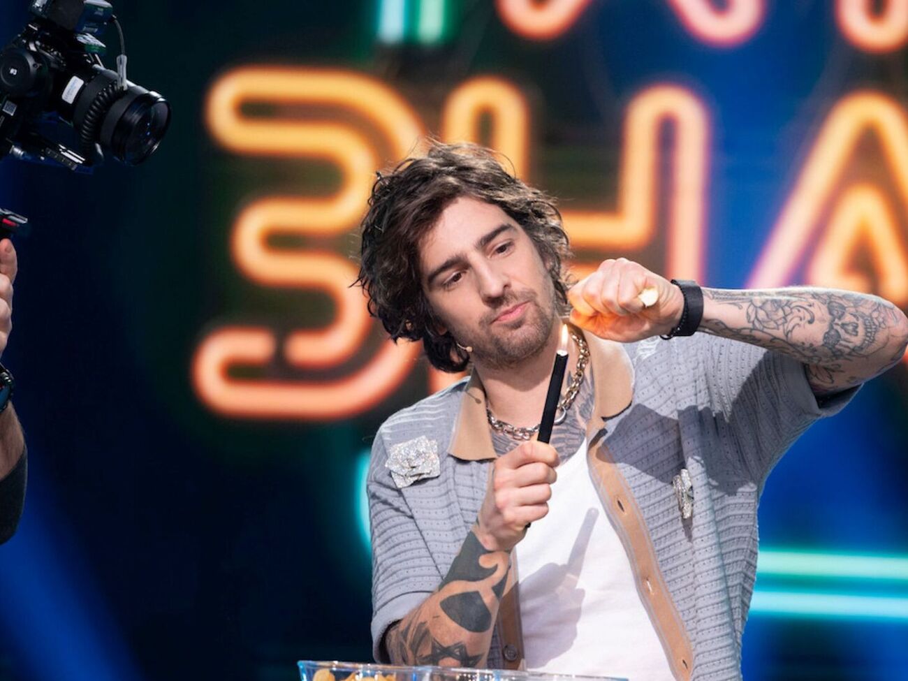 Певец выступает с концертами и работает ведущим на "Новом канале"