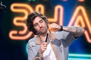 Певец выступает с концертами и работает ведущим на "Новом канале"