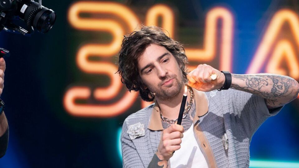 Певец выступает с концертами и работает ведущим на "Новом канале"