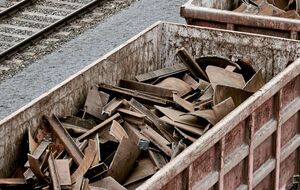 Польша стала транзитной площадкой для украинского металлолома, который направляется в Турцию в обход экспортных пошлин, пишет GMK Center