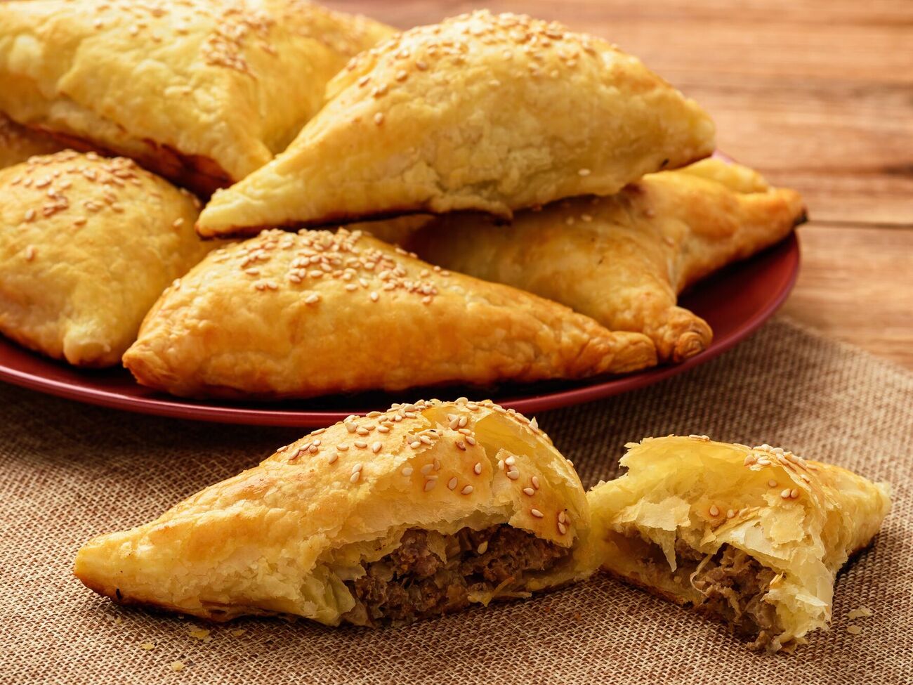 Слойки получатся питательными и вкусными