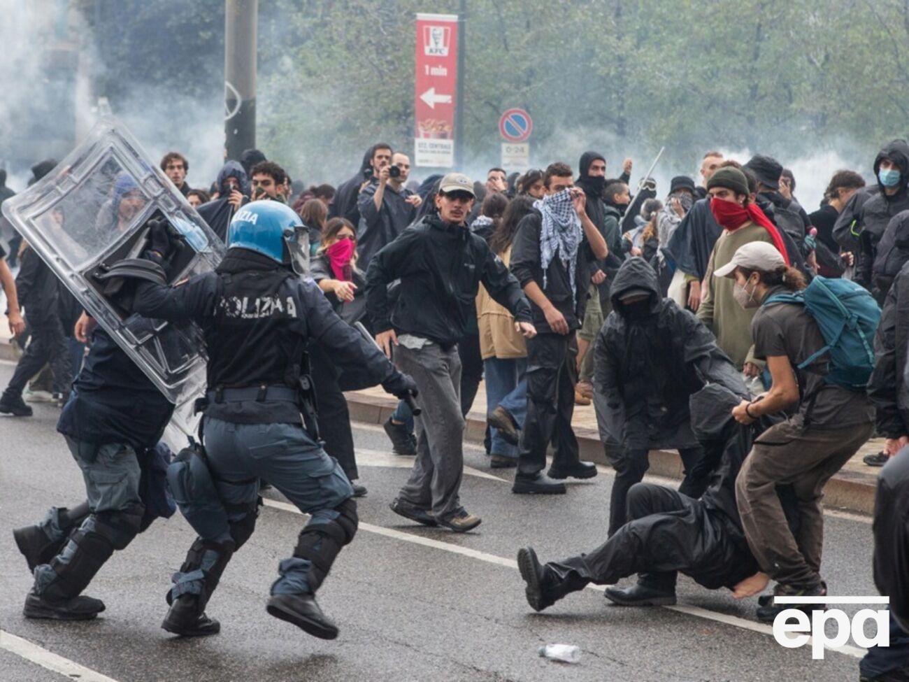 С Милане были жесткие столкновения протестующих с полицией