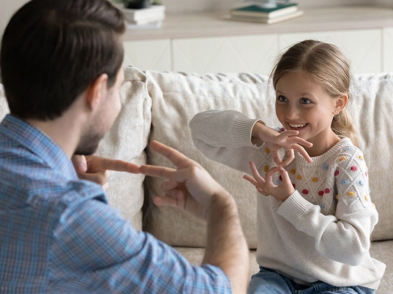 Фонд Ріната Ахметова створив плейлист про жестову мову на своєму YouTube-каналі