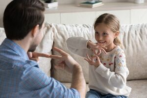 Фонд Рината Ахметова создал плейлист о жестовом языке на своем YouTube-канале