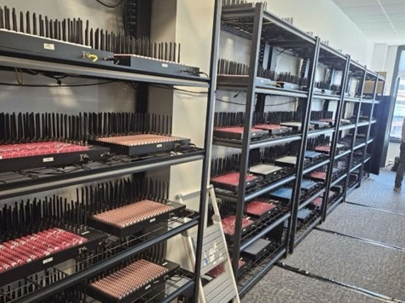 В районе Нью-Йорка Секретная служба США обнаружила 100 тыс. SIM-карт и более 300 SIM-серверов