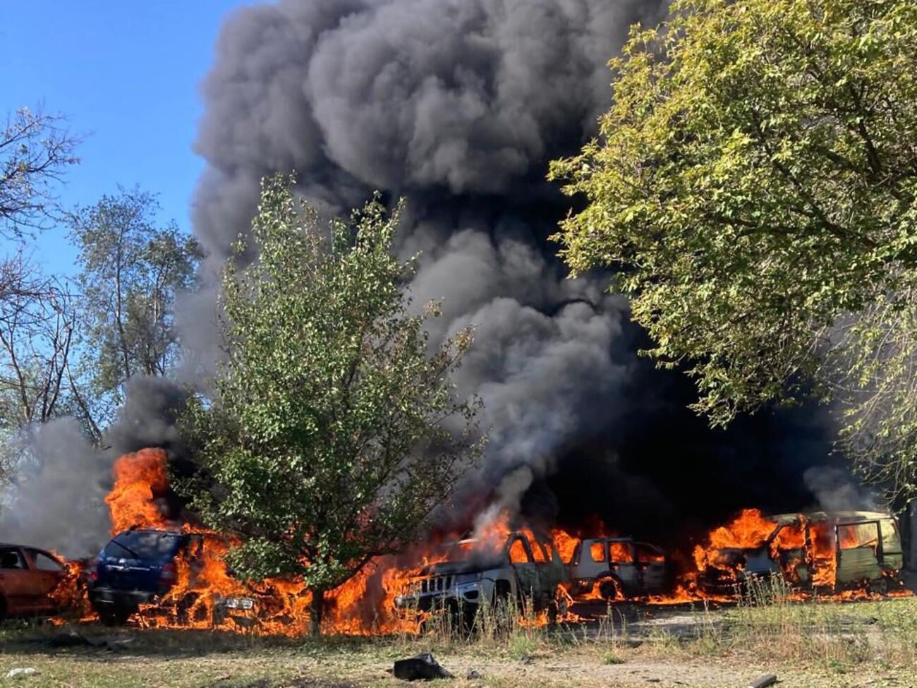 Одного з російських ударів було завдано по підприємству в Запоріжжі, виникла пожежа, розповіли у ДСНС