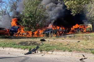 Одного з російських ударів було завдано по підприємству в Запоріжжі, виникла пожежа, розповіли у ДСНС