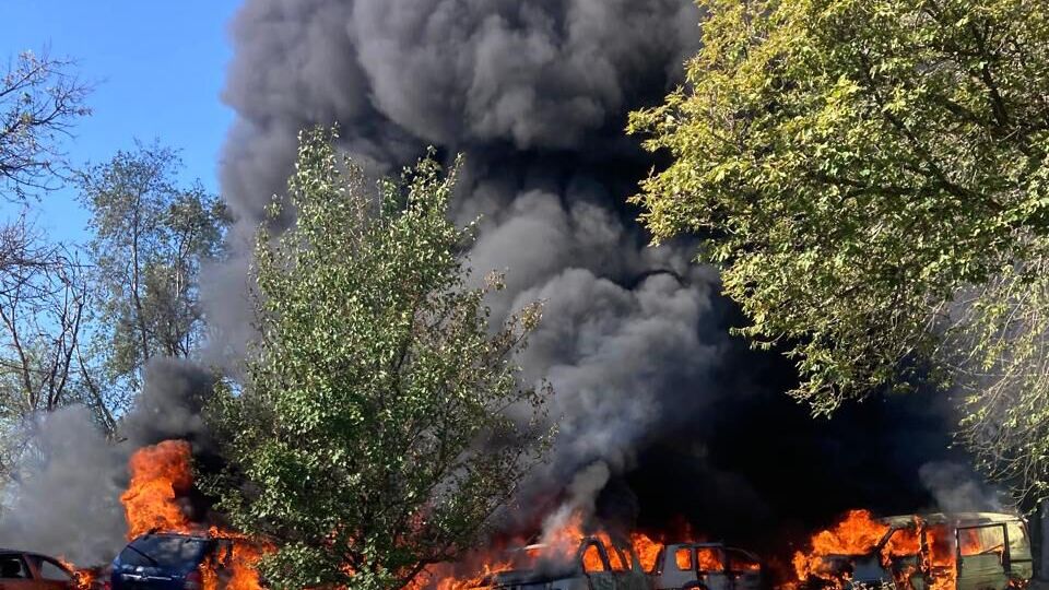 Одного з російських ударів було завдано по підприємству в Запоріжжі, виникла пожежа, розповіли у ДСНС