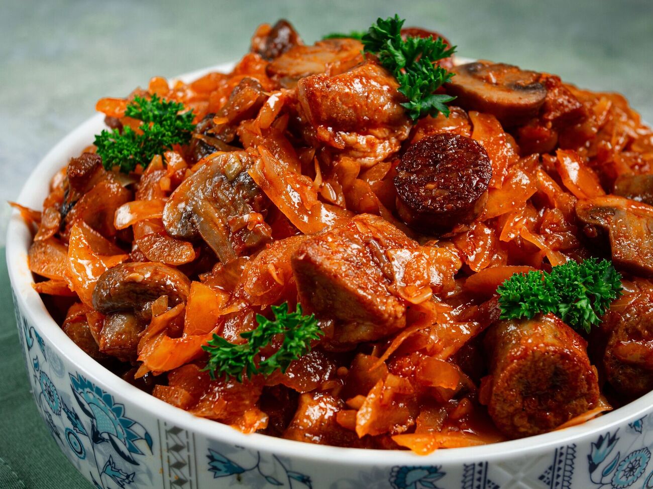 Для блюда понадобится квашеная капуста и свежая белокочанная