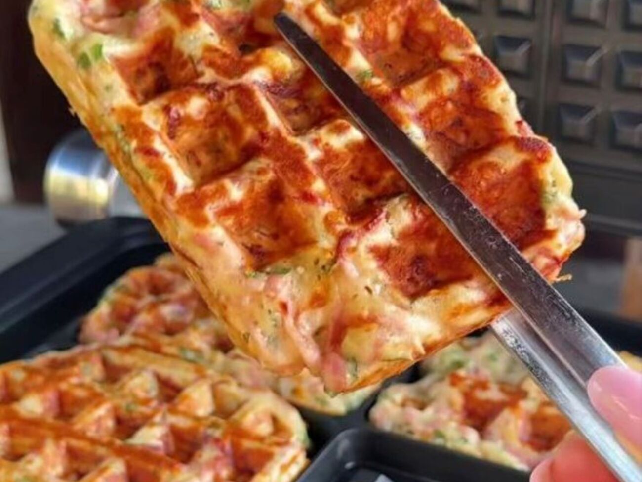 Для теста понадобится 3 ст. л. сметаны и 3 ст. л. муки