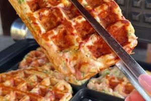 Для теста понадобится 3 ст. л. сметаны и 3 ст. л. муки