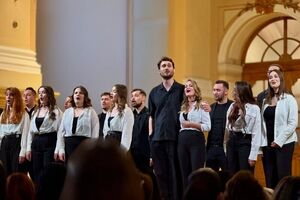 Хор стал популярным в июне после исполнения песни "Цей сон"