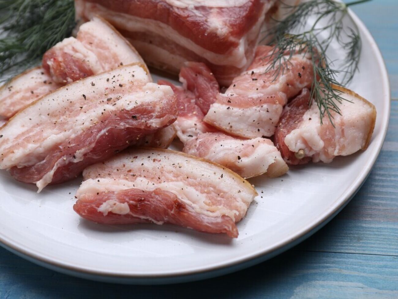 Для рассола понадобятся соль и специи