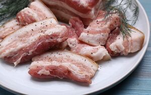 Для рассола понадобятся соль и специи