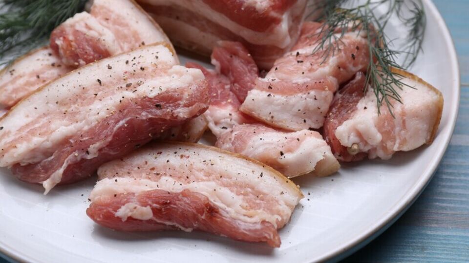 Для рассола понадобятся соль и специи