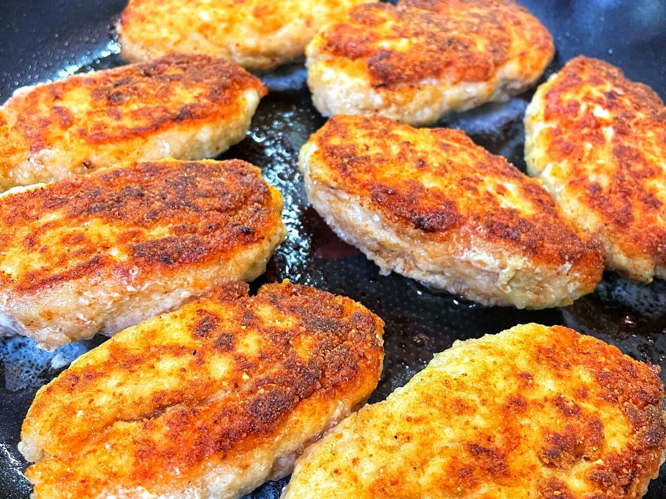 В фарш добавьте две натертые картошки