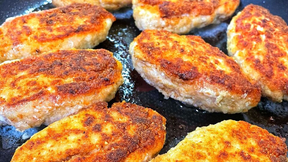 В фарш добавьте две натертые картошки