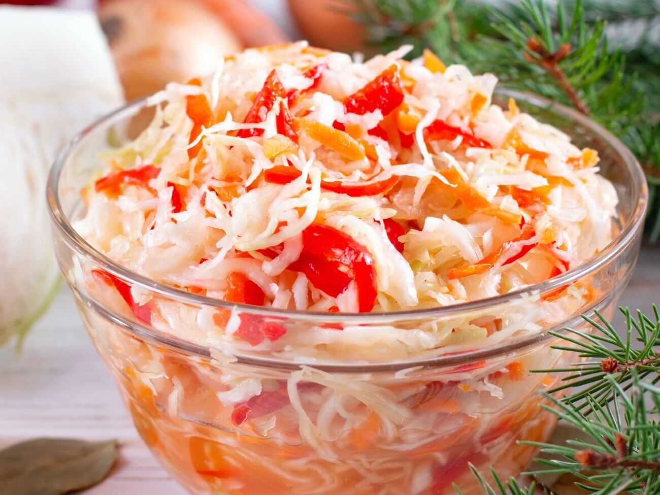 В салат добавьте одно-два яблока