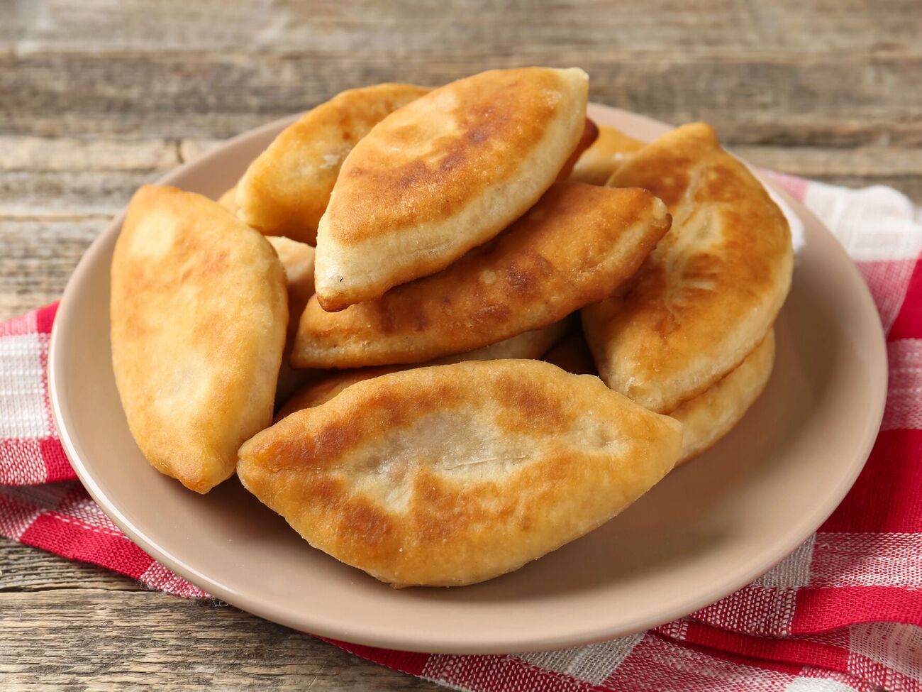 Пирожки подают немного охлажденными